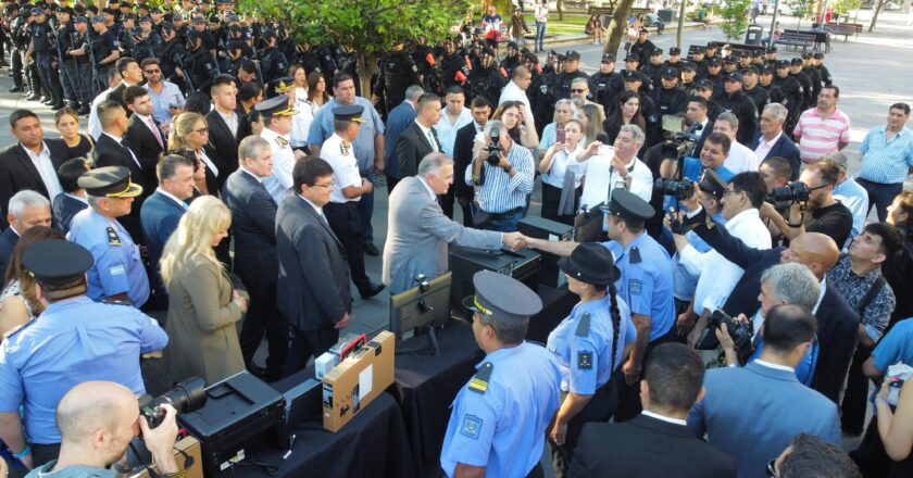 El Gobernador entregó equipamiento y vehículos para la Policía y el Servicio Penitenciario