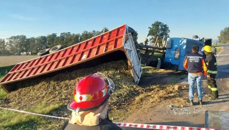 Espectacular vuelco de un camión con caña de azúcar en la ruta 38