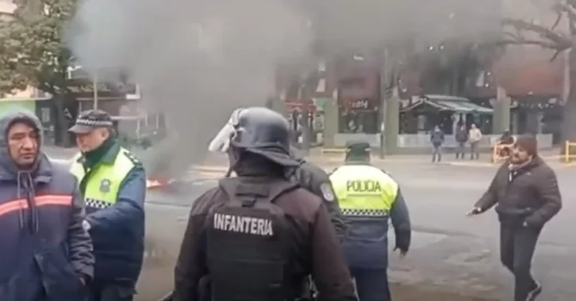 Tensión entre la Policía y empleados municipales en el marco de una protesta