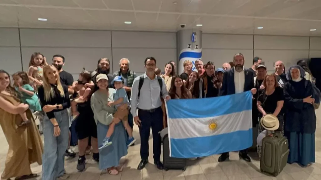 El Gobierno repatria a los argentinos varados en Israel en medio de la guerra con Irán
