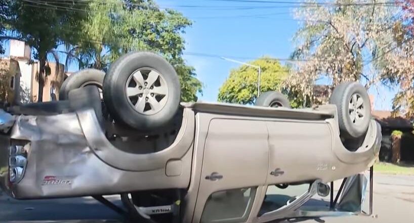 “Venía descuidado y fuertísimo”: en shock, el video tras el tremendo accidente este lunes en un cruce de la capital tucumana