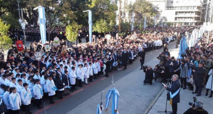 Alumnos de más de 70 escuelas tucumanas prometieron lealtad a la bandera en Plaza Independencia
