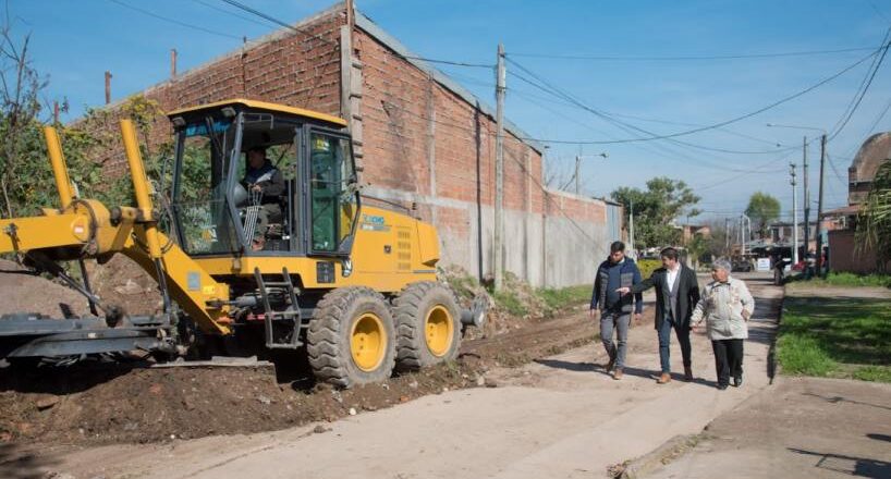 Avanzan las obras de más de 4.200 metros de asfalto en seis barrios del sur de la Capital