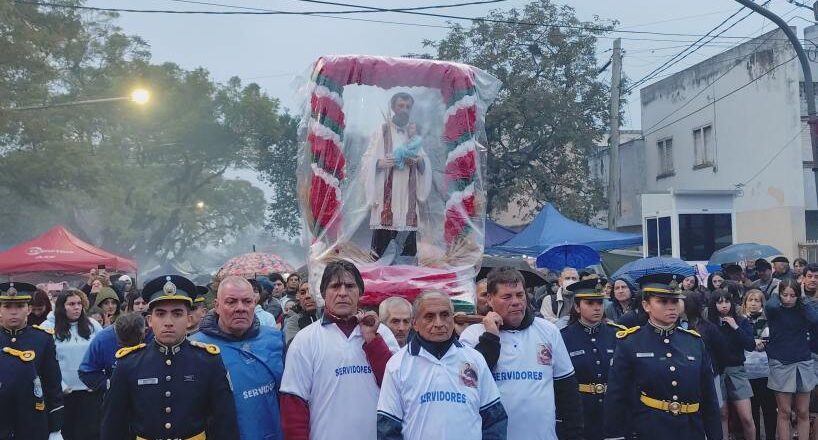 “¡Pan y Trabajo!”: conmovedor, ni el frío ni la lluvia impidieron una multitudinaria marcha por San Cayetano en Tucumán