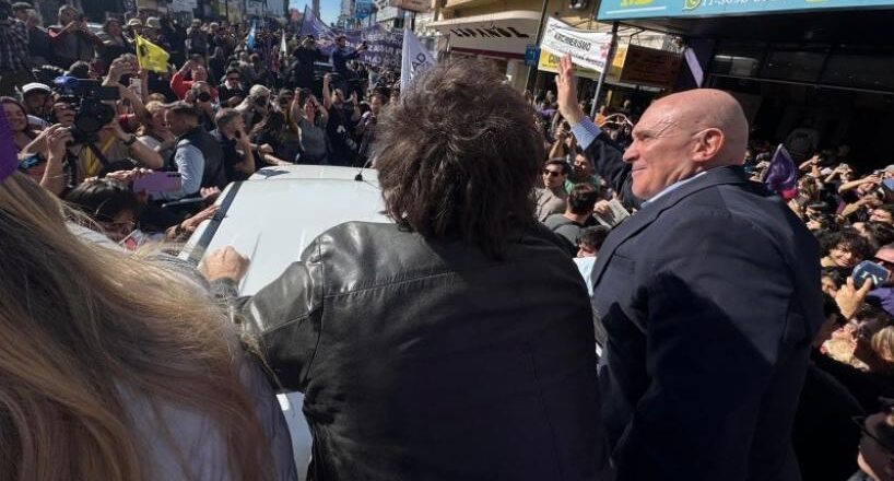 “¡Se está escapando en moto!”: video, así huyó José Luis Espert entre los piedrazos contra el presidente Javier Milei