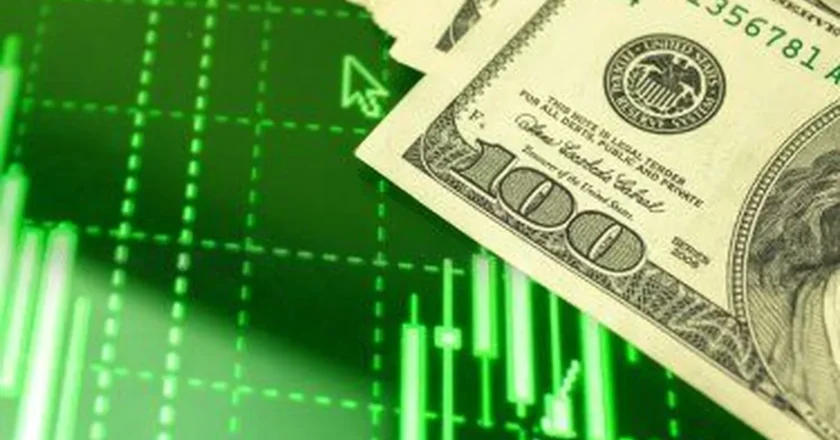 El dólar oficial anotó su mayor salto desde abril y rozó los $1430