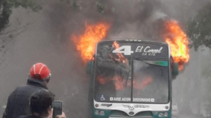 “¡Dios mío!”: urgente, videos y qué pasó con un colectivo de la línea 4 esta tarde en Tucumán