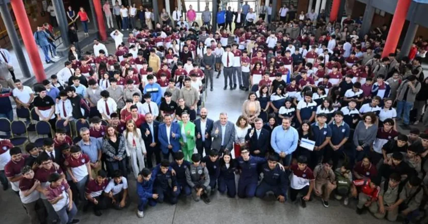 Jaldo recorrió una escuela donde los alumnos crearon un auto eléctrico