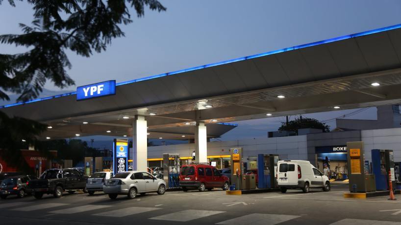 El viernes vence el congelamiento de precios de YPF: ¿habrá nuevos aumentos de combustible?