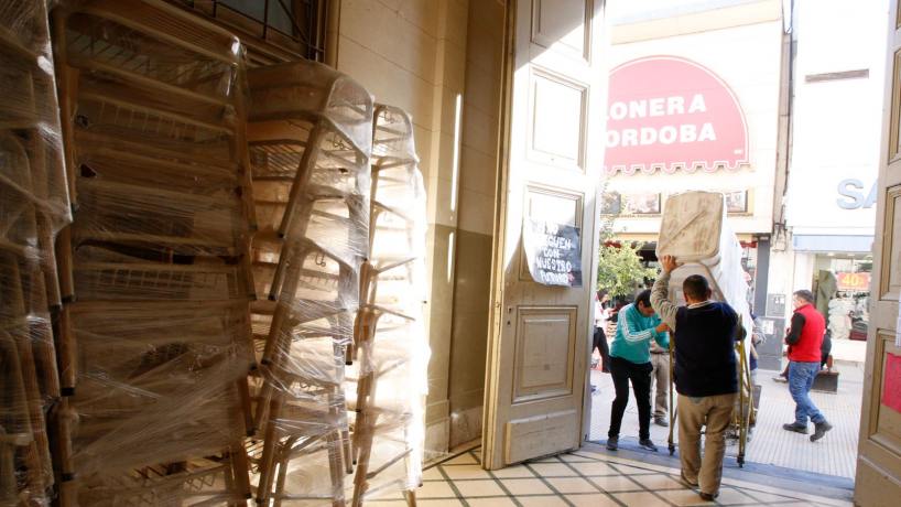 Tras el reclamo estudiantil, el Ministerio de Educación entregó pupitres y sillas en la Escuela Normal