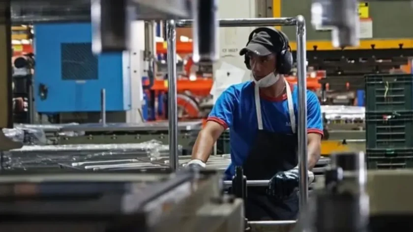 La construcción y la industria volvieron a caer en abril