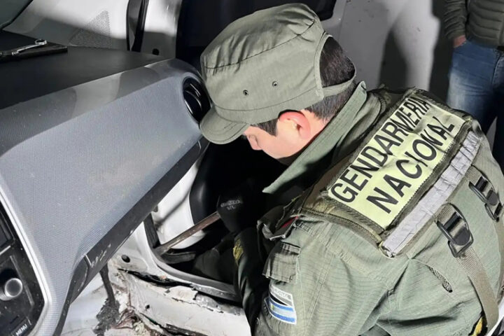 Incautan casi 27 kilos de cocaína ocultos en un doble fondo de un automóvil en la ruta 9 en Tucumán