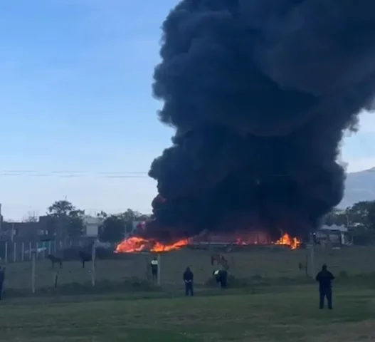 Incendio en Yerba Buena: Bomberos lograron combatirlo