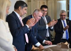 El Gobierno de Tucumán tramita un préstamo de hasta $100.000 millones del Macro para viviendas, rutas y más obras